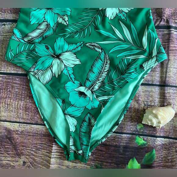 One Piece Bikini - Picture 5 of 11